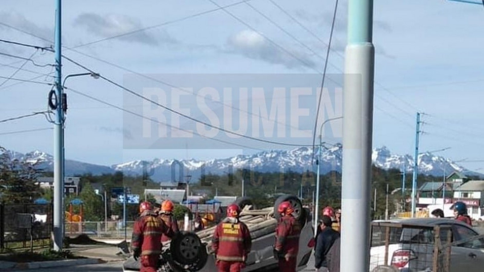 Un conductor en estado de ebriedad volcó su rodado sobre la calle Alem de la ciudad de Ushuaia